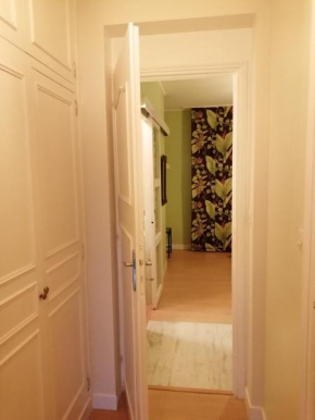 Chambre verte dans une très belle demeure du 16ème à Saumur comprenant cuisine équipée